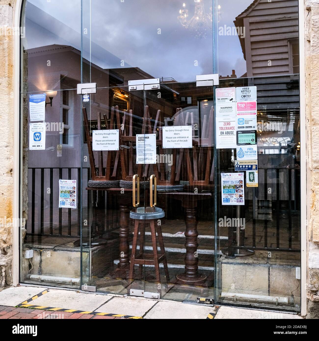 Londres, Reino Unido, 12 2020 de noviembre, cerrado Wetherspoons Pub Entrada con COVID-19 Información Avisos Foto de stock