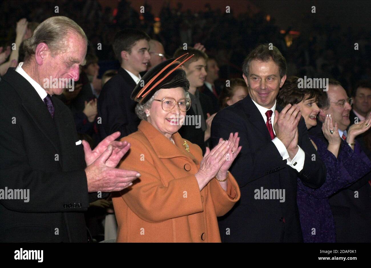 Foto de la Reina Isabel II, el Duque de Edimburgo y el entonces primer Ministro Tony Blair en la ceremonia de apertura de la cúpula del Milenio en Greenwich, Londres. Foto de stock