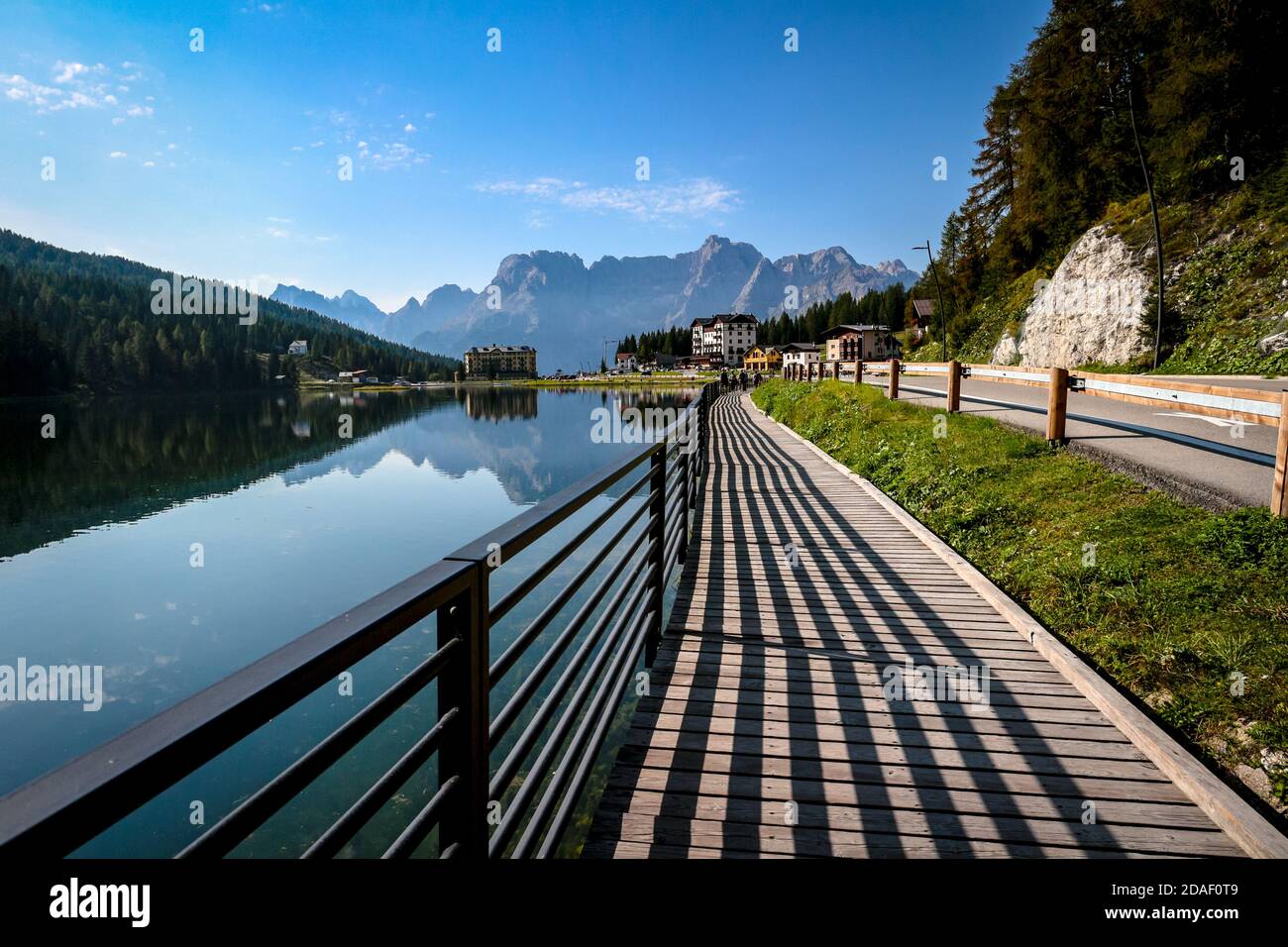 Lago di Misurina y líneas duras de sombras con reflejos de lago espejo del panorama alpino de las montañas Dolomitas en Misurina, Veneto, Italia. Foto de stock