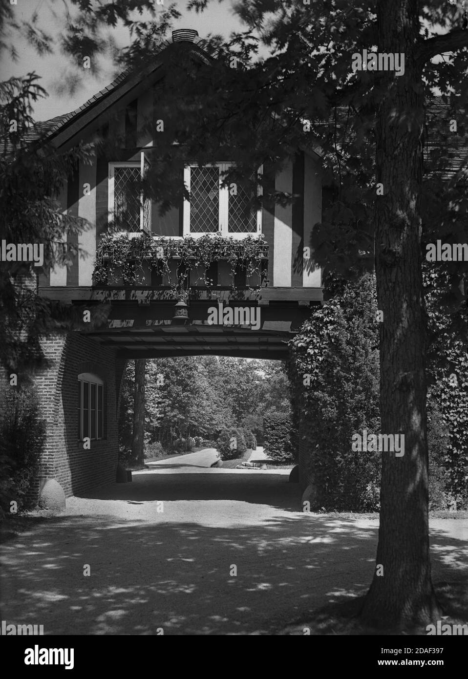 Entrada a los jardines en la residencia de la Sra. Laurance Armor en 395 North Green Bay Road, en Lake Forest, Illinois, alrededor de 1923-1936. Foto de stock