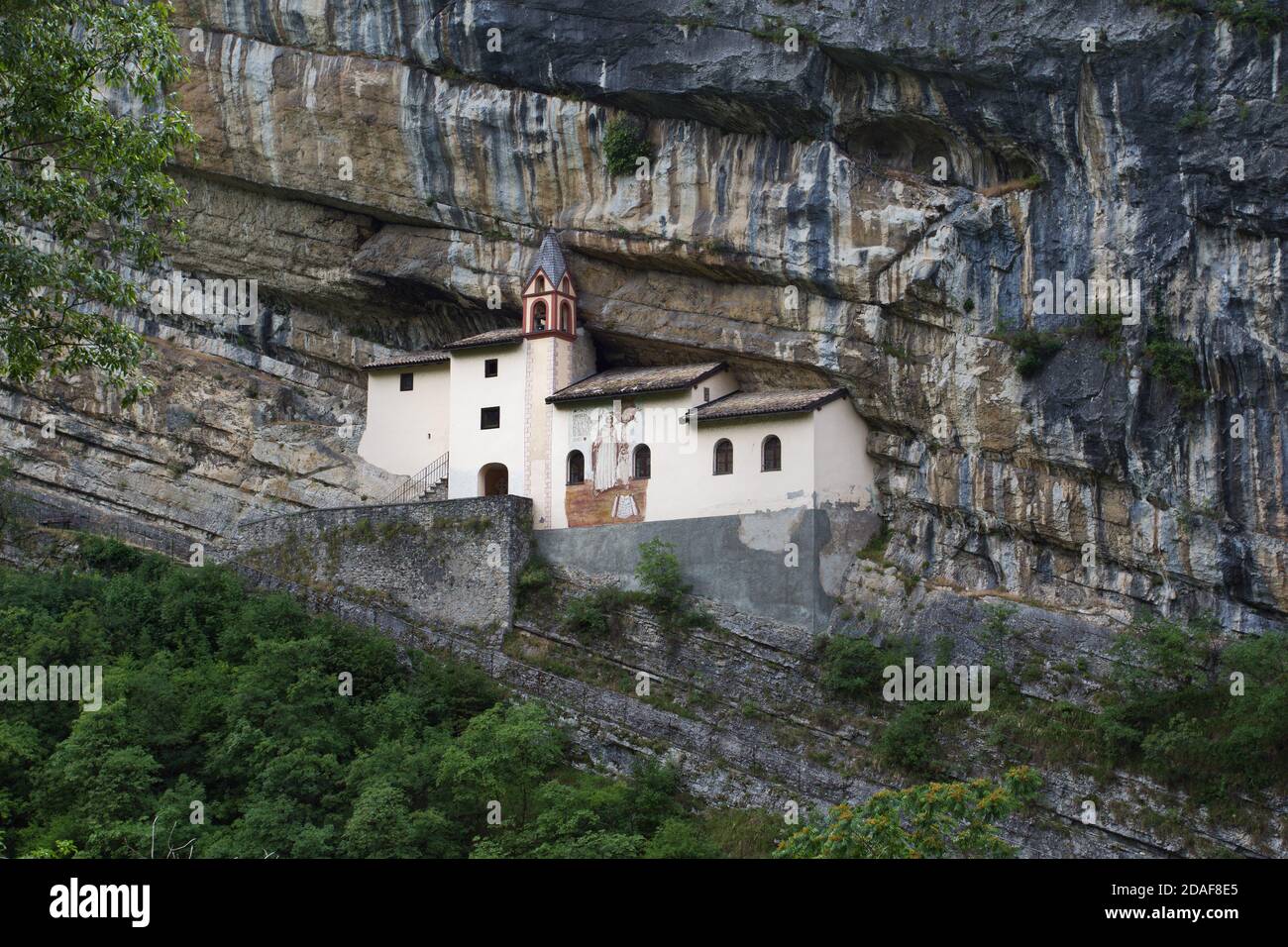 La Ermita de San Columbano habitada por ermitaños desde el año 753 d.C. - Trambileno, cerca de Rovereto, Trentino, Italia - Patrimonio espiritual irlandés en Italia Foto de stock