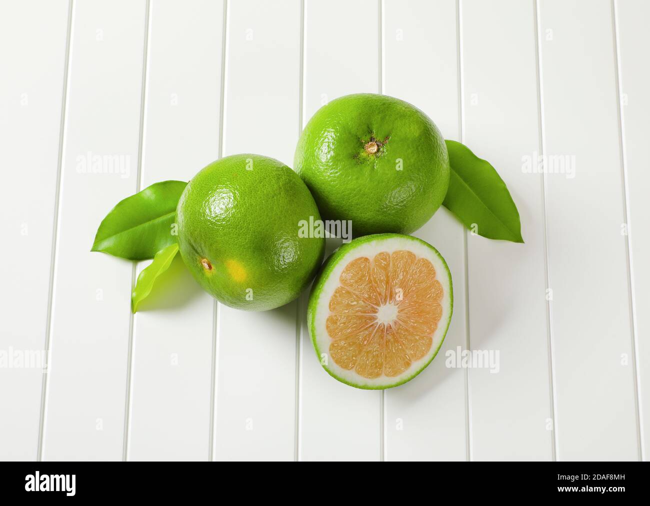 Dos y medio de frutas de la desmenujo (granujas verdes, pomelits) y hojas Foto de stock