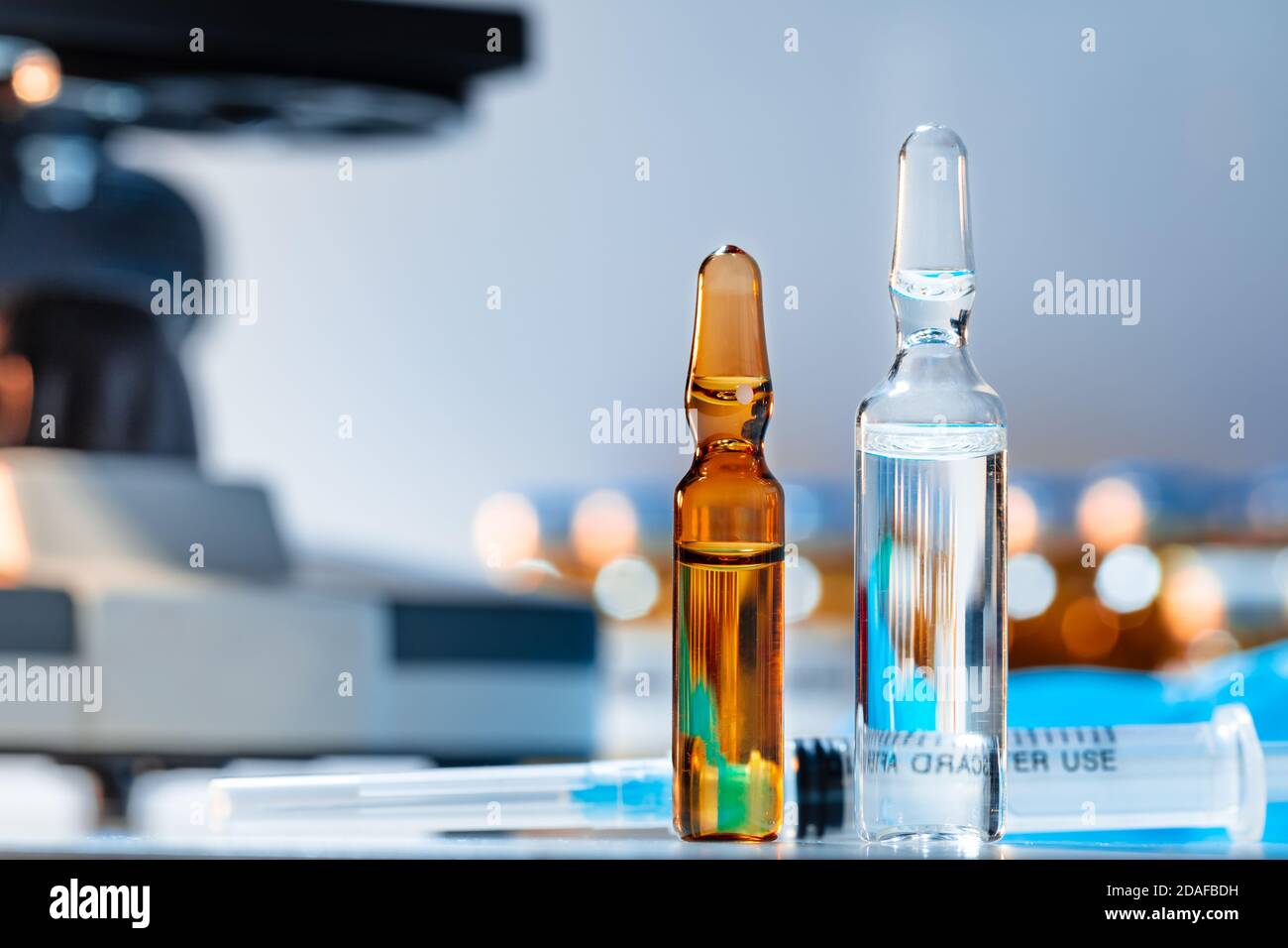 Vial médico con medicamento cerca de la foto del microscopio Foto de stock