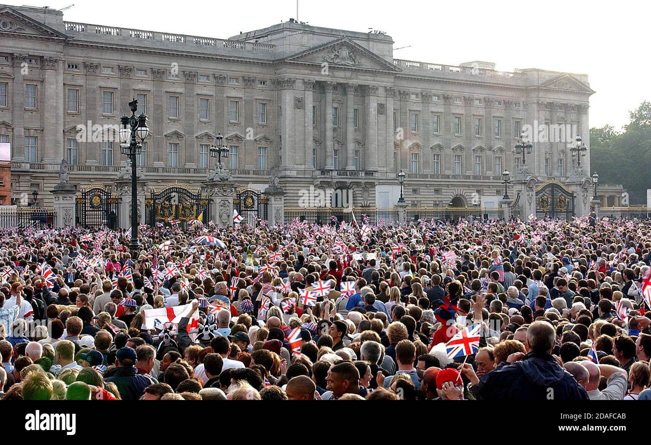 Foto del archivo fechada el 03/06/02 de las multitudes que toman cada posición estratégica alrededor del Palacio de Buckingham, para el Concierto Pop para celebrar el Jubileo de Oro de la Reina Isabel II Foto de stock