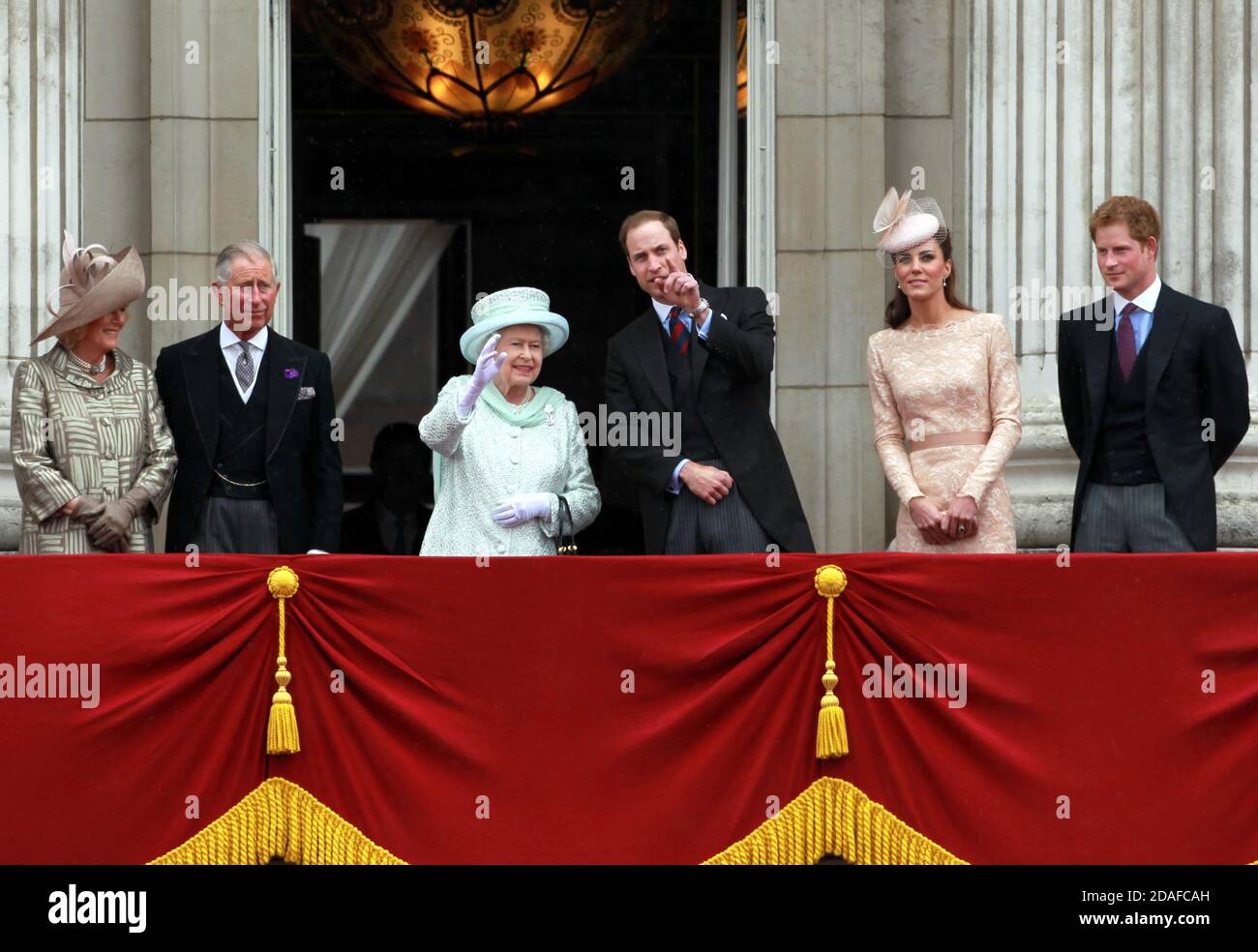 Foto del archivo fechada el 05/06/12 de (izquierda a derecha) la Duquesa de Cornwall, el Príncipe de Gales, la Reina Isabel II, el Duque y la Duquesa de Cambridge y el Príncipe Harry Queen apareciendo en el balcón del Palacio de Buckingham durante las celebraciones del Jubileo de Diamante. Foto de stock