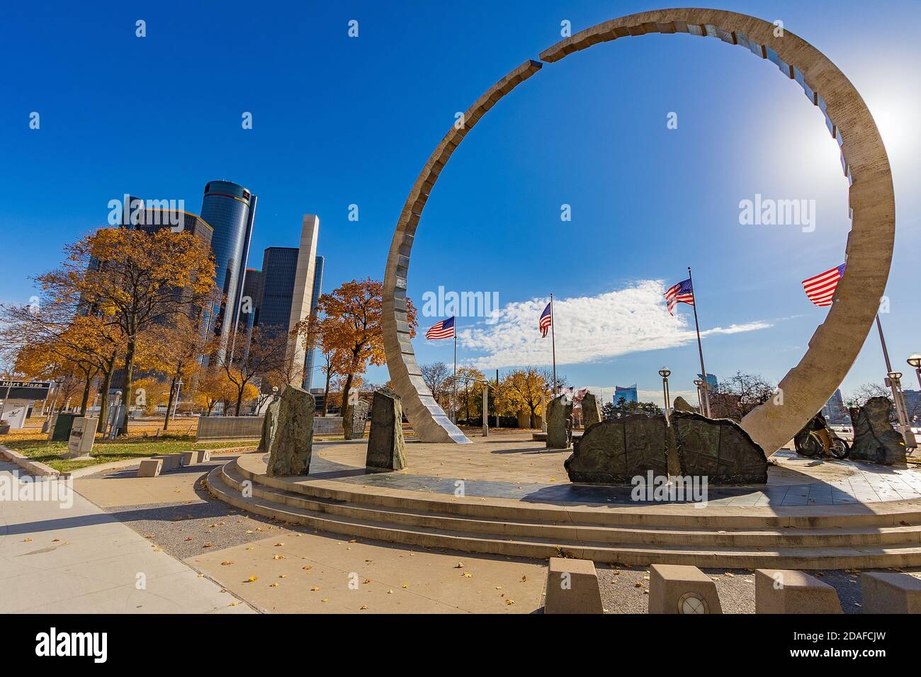 DETROIT, MI, EE.UU. - 10 DE NOVIEMBRE: Hart Plaza y GM Renaissance Center el 10 de noviembre de 2020 en el centro de Detroit, Michigan. Foto de stock