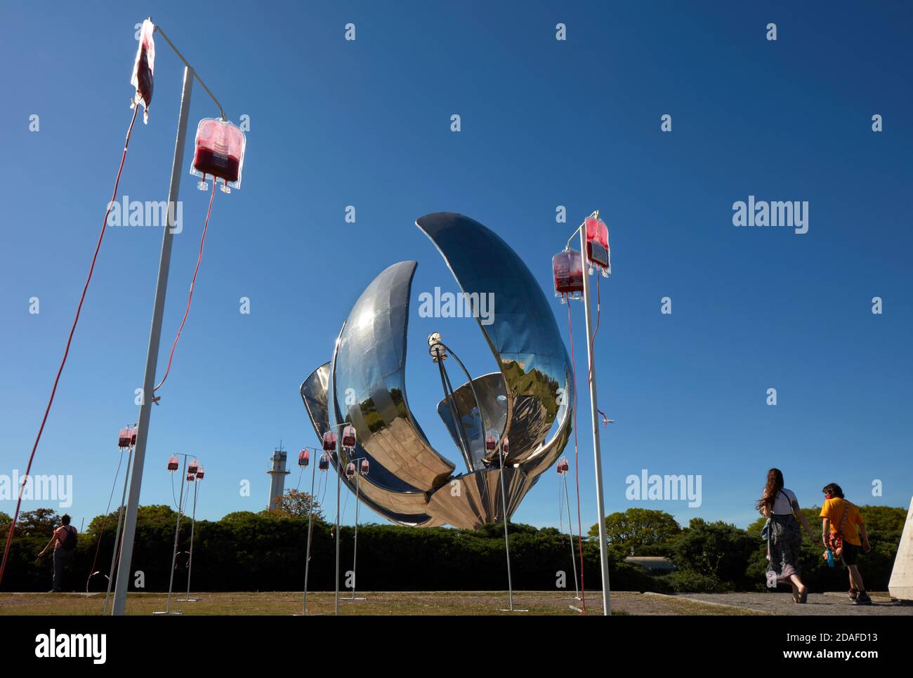 Buenos Aires, Argentina, 11 de noviembre de 2020. Bolsas de sangre delante de uno de los símbolos de la capital Argentina, el monumento Floralis Generica. 'Alquimia' es una exposición pública del artista contemporáneo argentino Marcelo Toledo establecida con motivo del 'día Nacional de donante de sangre Voluntario' (9 de noviembre) en colaboración con la Asociación Civil 'Dale vida'. Abierto al público hasta el 15 de noviembre de 2020, del 8 al 20. Recoleta, Buenos Aires, Argentina, América del Sur. Crédito: Nicholas Tinelli/Alamy Live News. Foto de stock