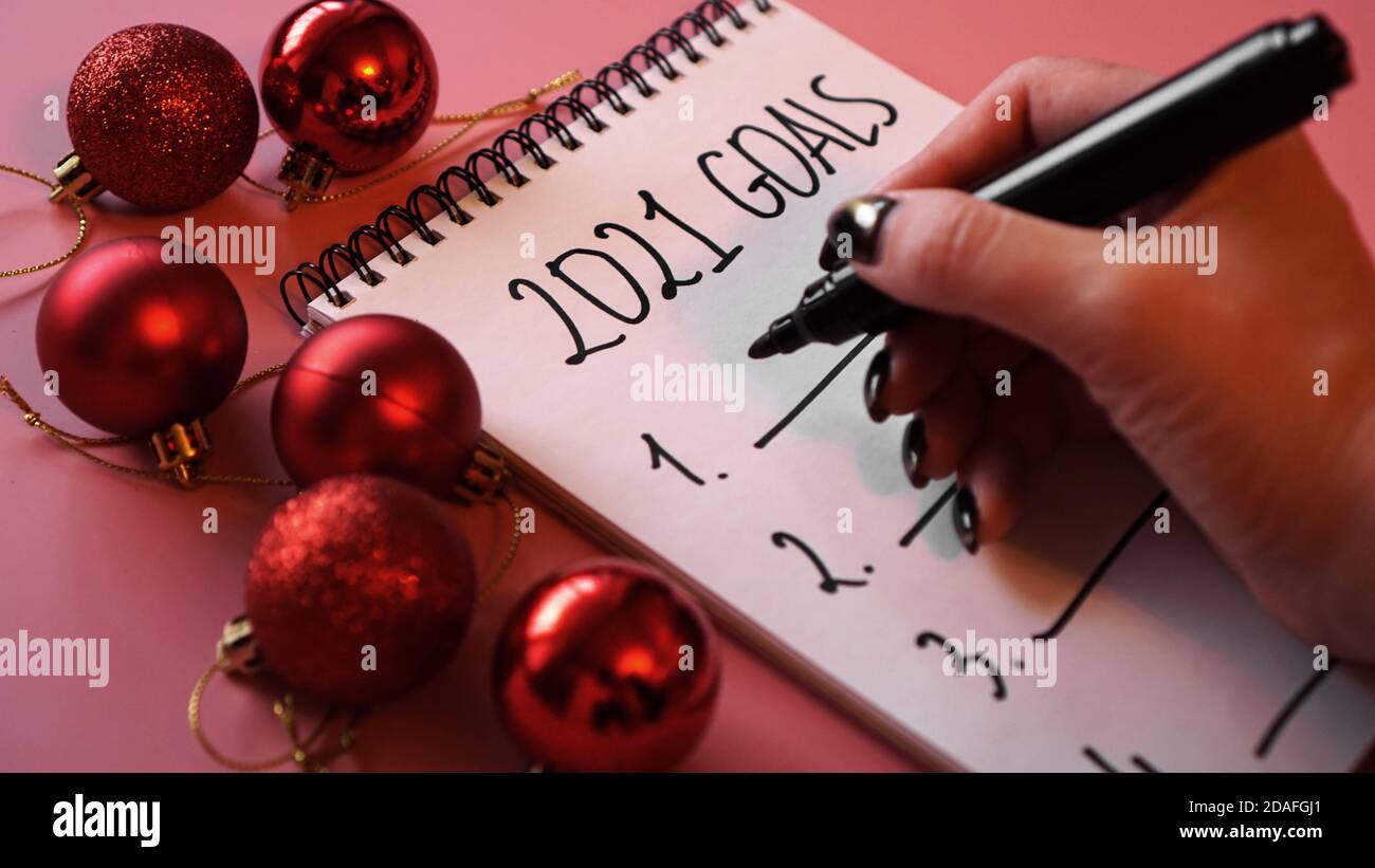 Goal list for 2021 Concept - fondo rosa con Navidad bolas y marcador negro  en la mano Fotografía de stock - Alamy