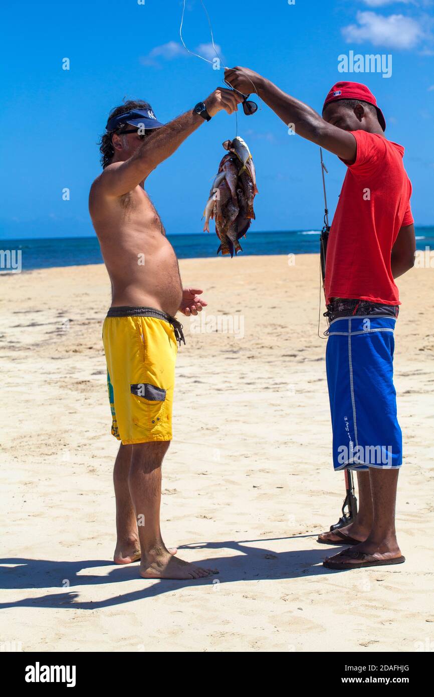 Playa las terrenas y pescadores fotografías e imágenes de alta