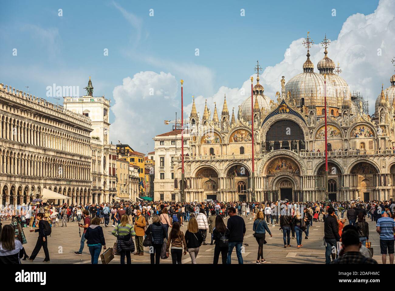 Piazza San Marco lleno de turistas en un día soleado con la Basílica y la Catedral (San Mark el evangelista), Veneto, Italia, Europa. Foto de stock