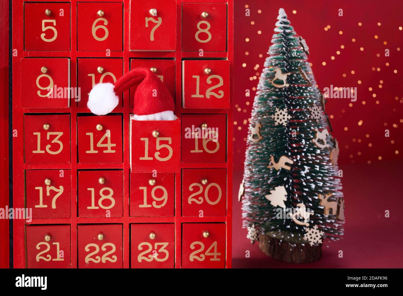 Calendario de Adviento de madera roja con sorpresa para Navidad Fotografía  de stock - Alamy