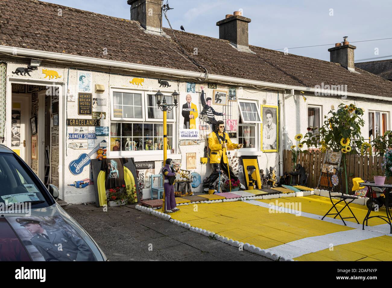 Casa Elvis, decorada con objetos de interés y banderas americanas, en Kilkenny, condado de Kilkenny, Irlanda Foto de stock