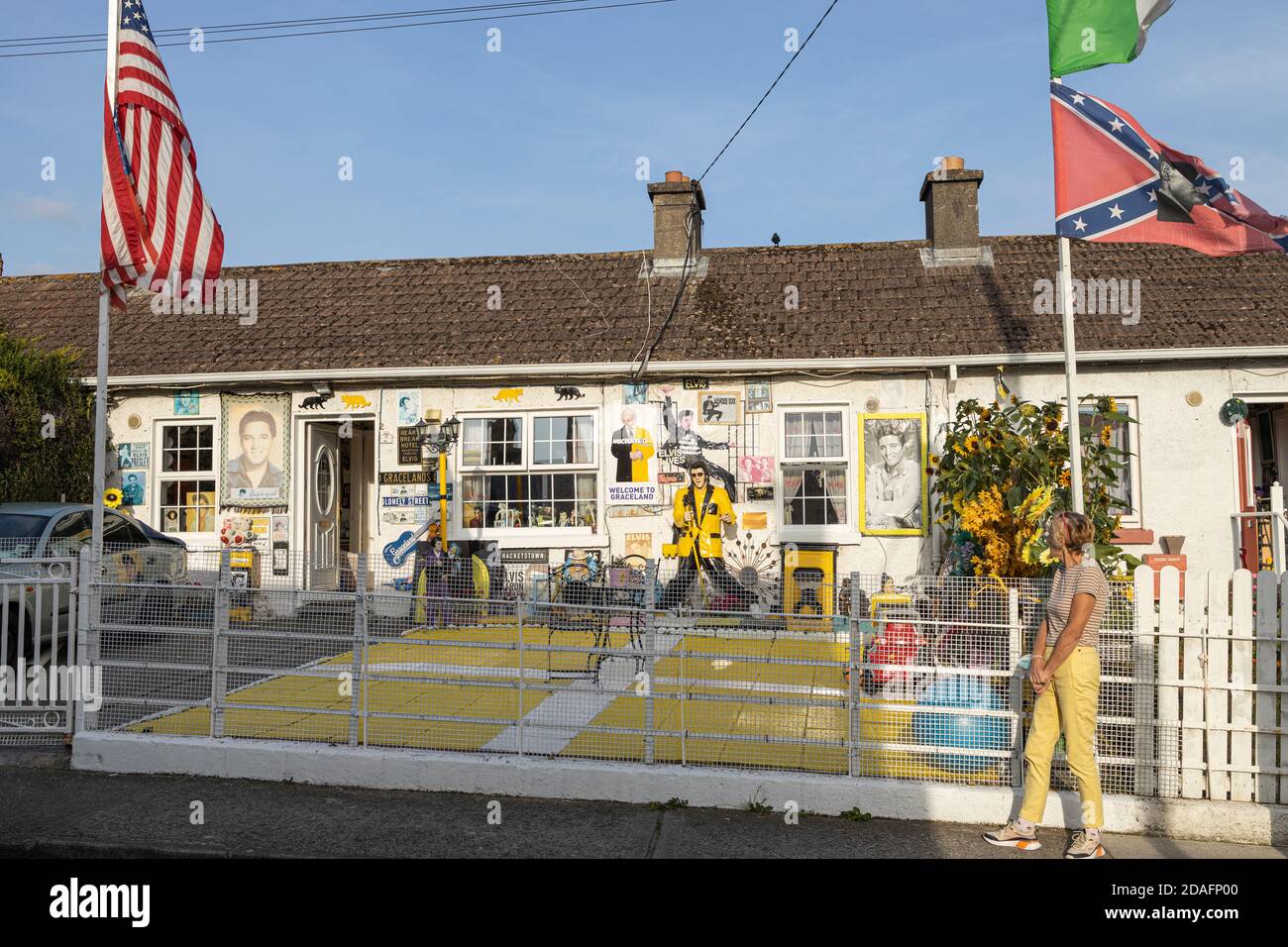 Casa Elvis, decorada con objetos de interés y banderas americanas, en Kilkenny, condado de Kilkenny, Irlanda Foto de stock