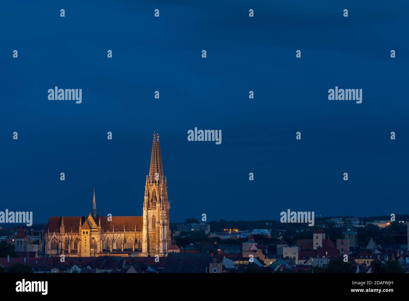 Blick vom Dreifaltigkeitsberg nach Regensburg mit Stadteil Stadtamhof und Dom Foto de stock