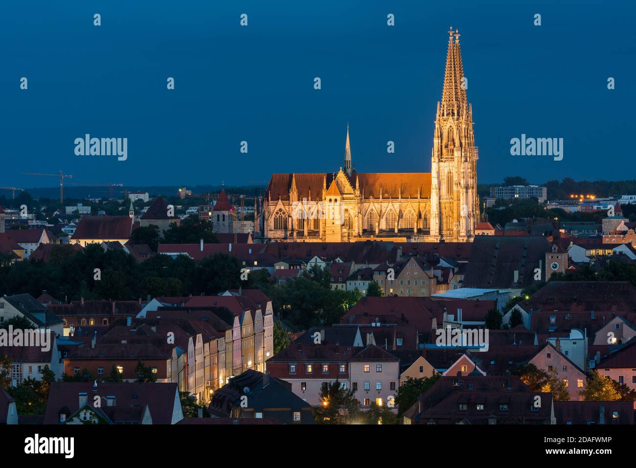 Blick vom Dreifaltigkeitsberg nach Regensburg mit Stadteil Stadtamhof und Dom Foto de stock