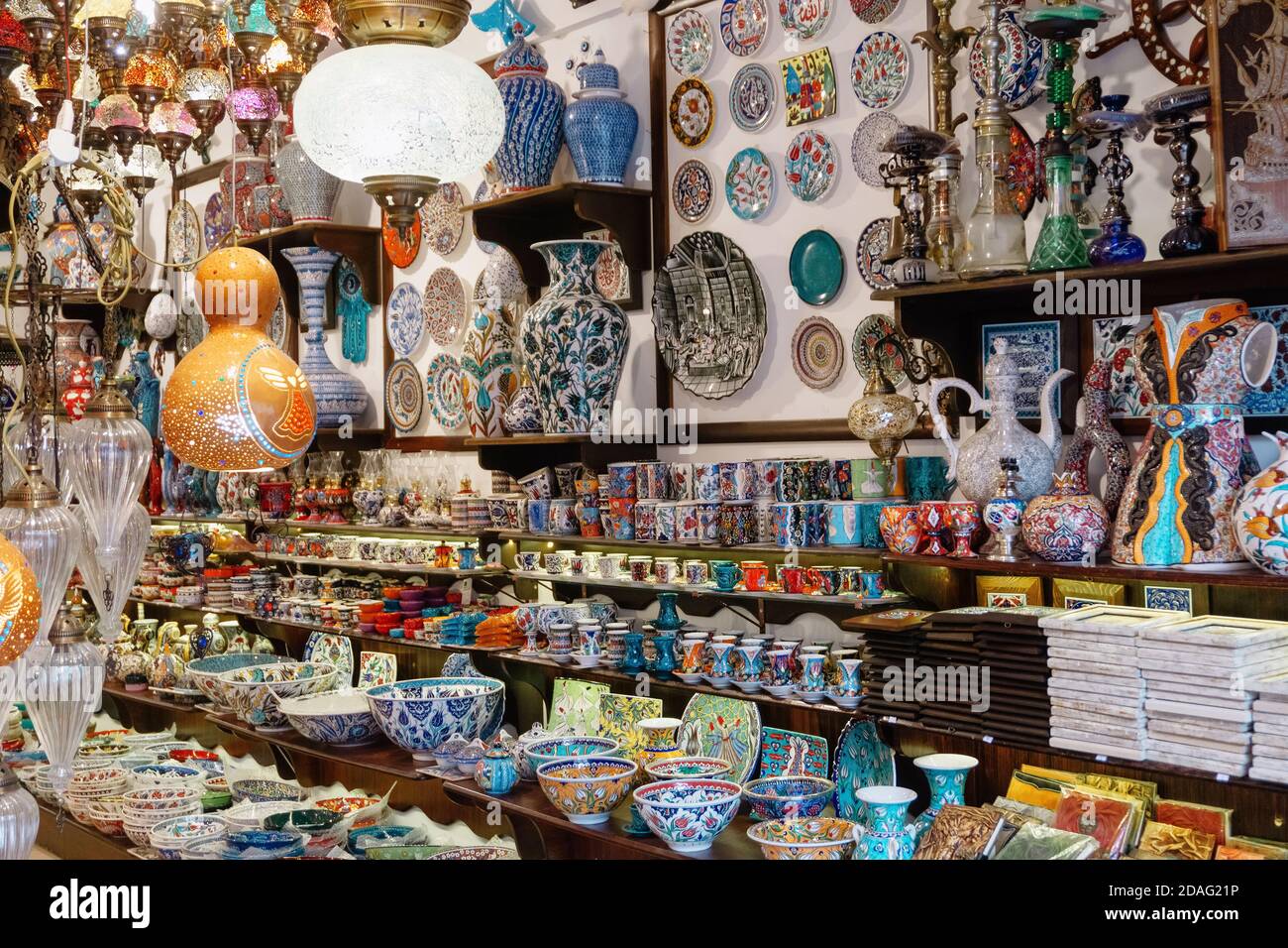 Recuerdos y regalos de Turquía. Cerámica, lámparas y decoración en un  mostrador de mercado en Estambul Fotografía de stock - Alamy