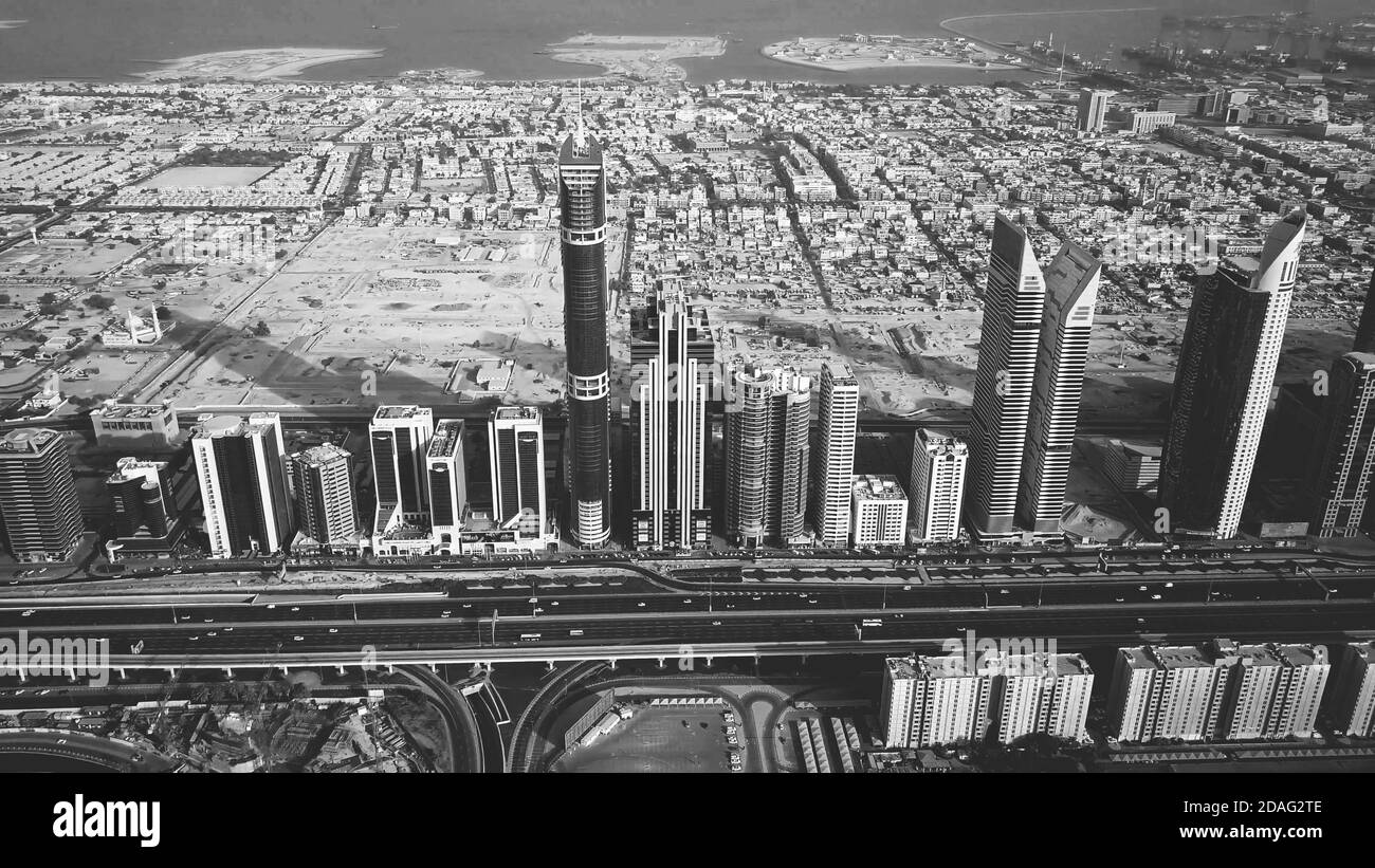 Sheikh Zayed Road Skyraspadores edificios con Dubai Metro visible, E11, Dubai, Emiratos Árabes Unidos, EAU, blanco y negro Foto de stock