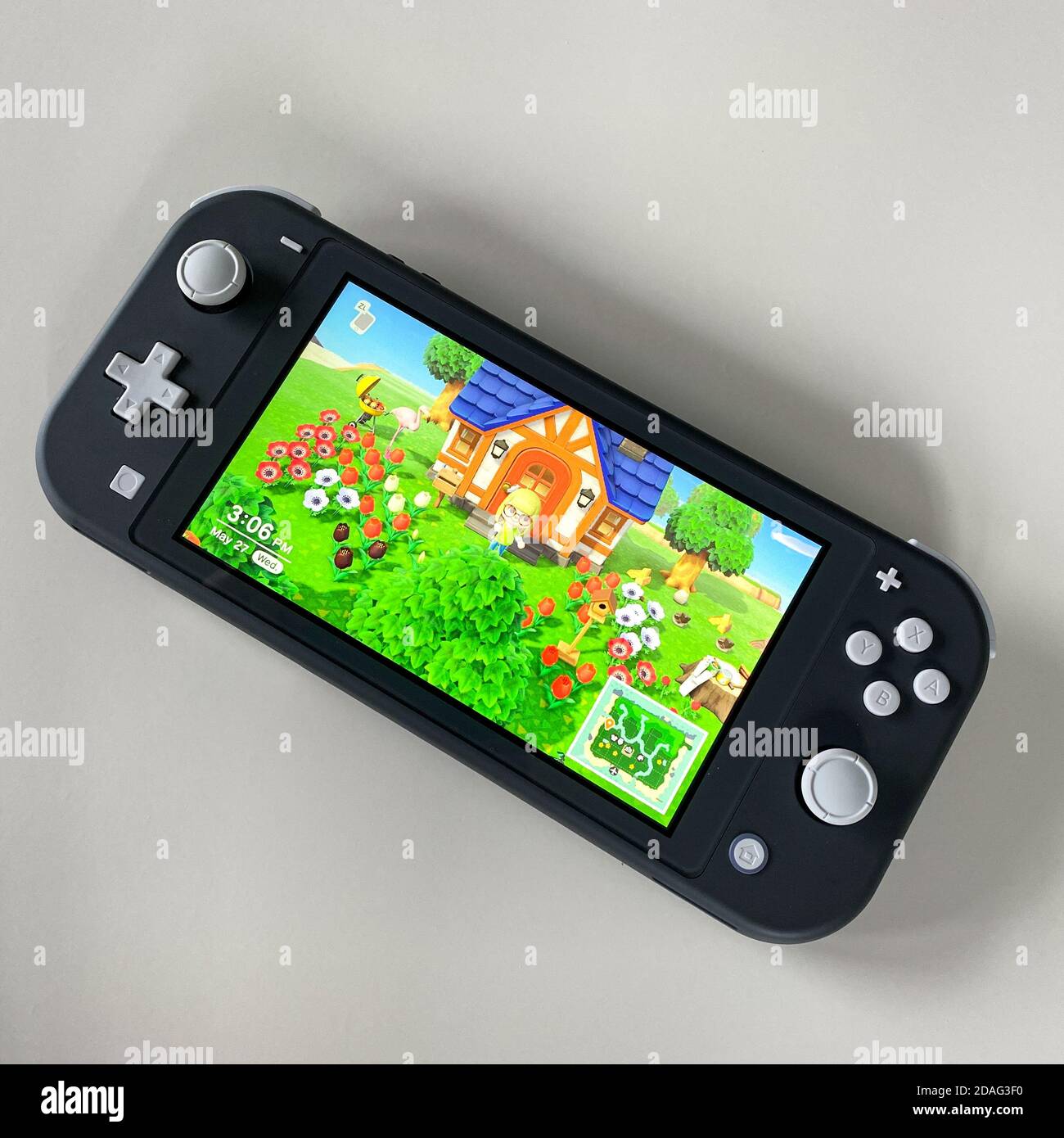 Orlando,FL/USA -5/27/20: Un Nintendo Switch Lite con el juego Animal Crossing New Horizons corriendo en él. Foto de stock