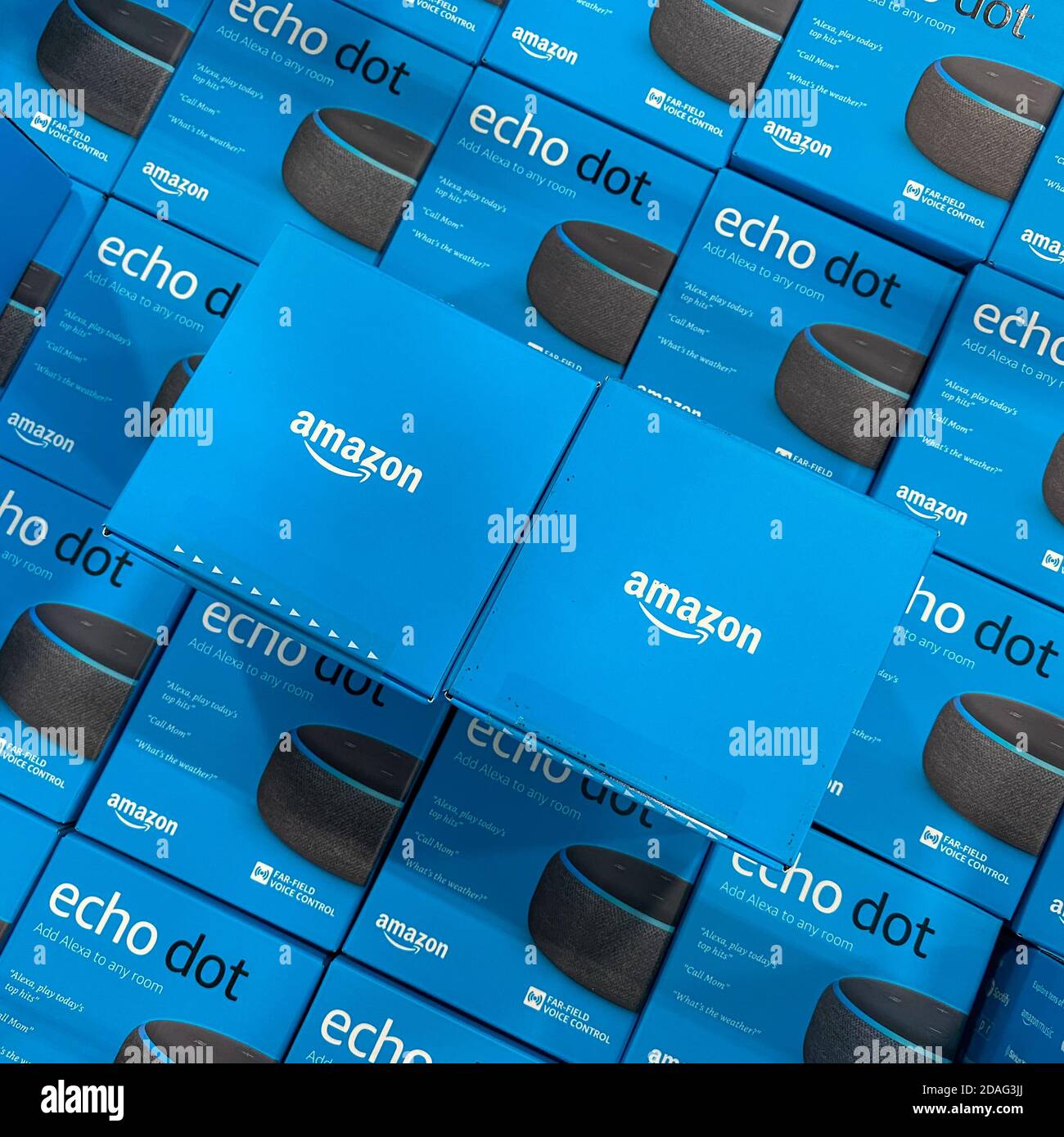 Orlando, FL/USA-10/14/20: Cajas de asistentes virturales Amazon Echo Dot  para la venta en un depósito de exhibición en una tienda de electrónica de  la cadena Best Buy Fotografía de stock - Alamy