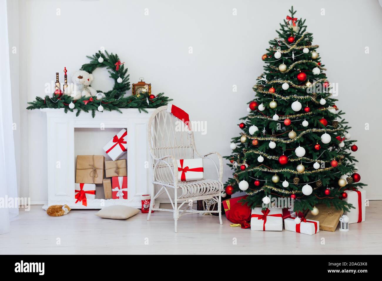Árbol de Navidad Interior de año Nuevo con decoración de regalos 2021 2022  Fotografía de stock - Alamy