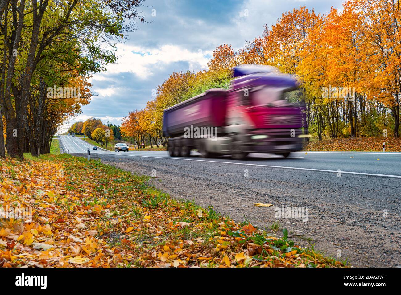 Camión de transporte rápido en una carretera en Baviera, Alemania, Europa. Transporte, carga y entrega. Foto de stock