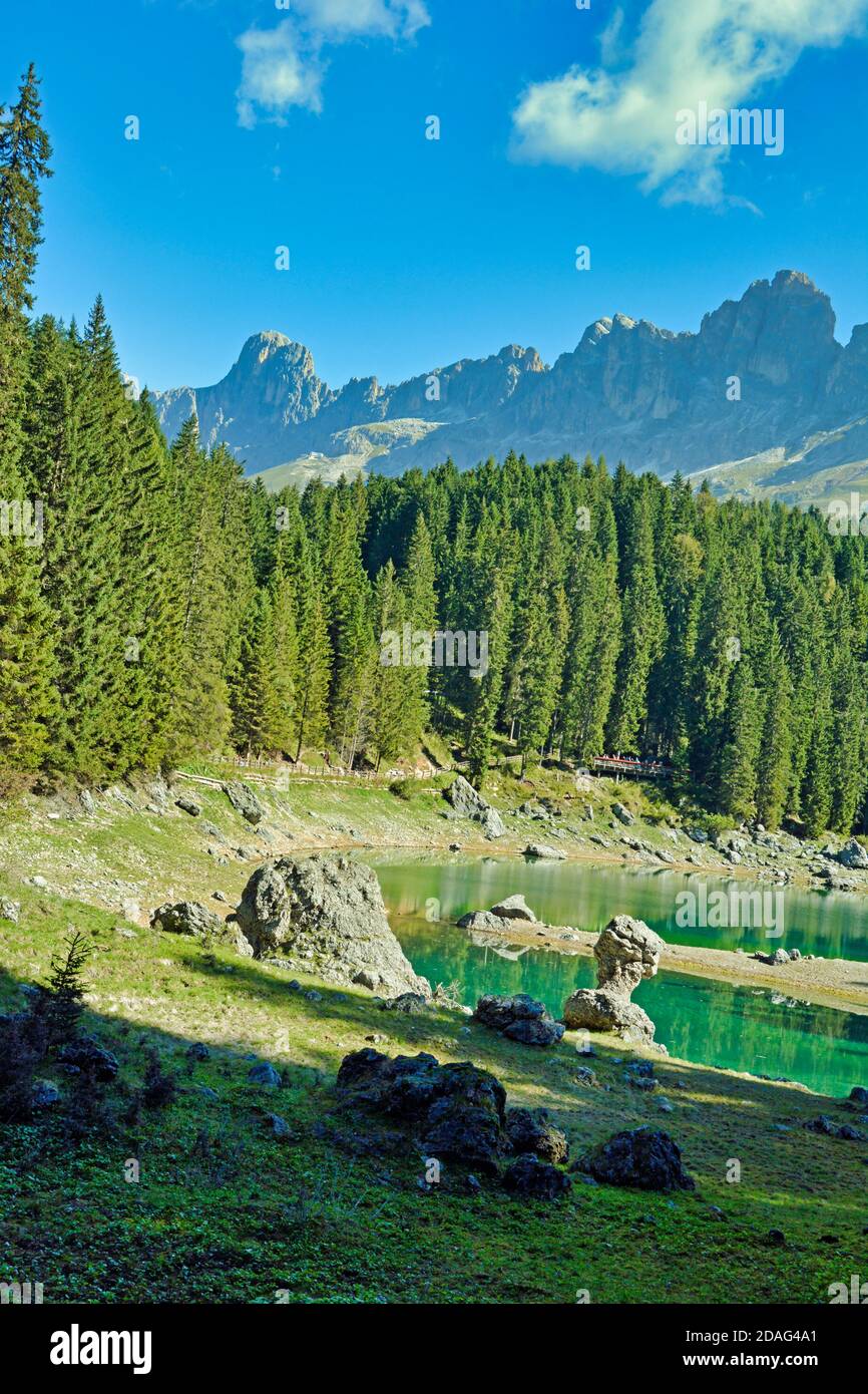 Agua esmeralda en el Lago di Carezza Foto de stock