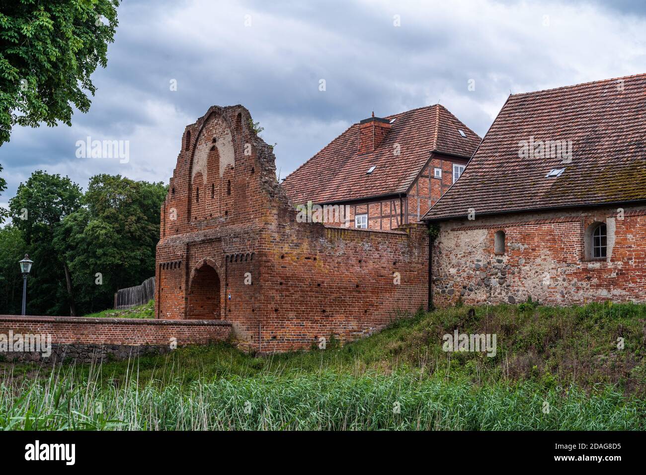 Burg Stargard Ort und Burg im frühen Sommer Foto de stock