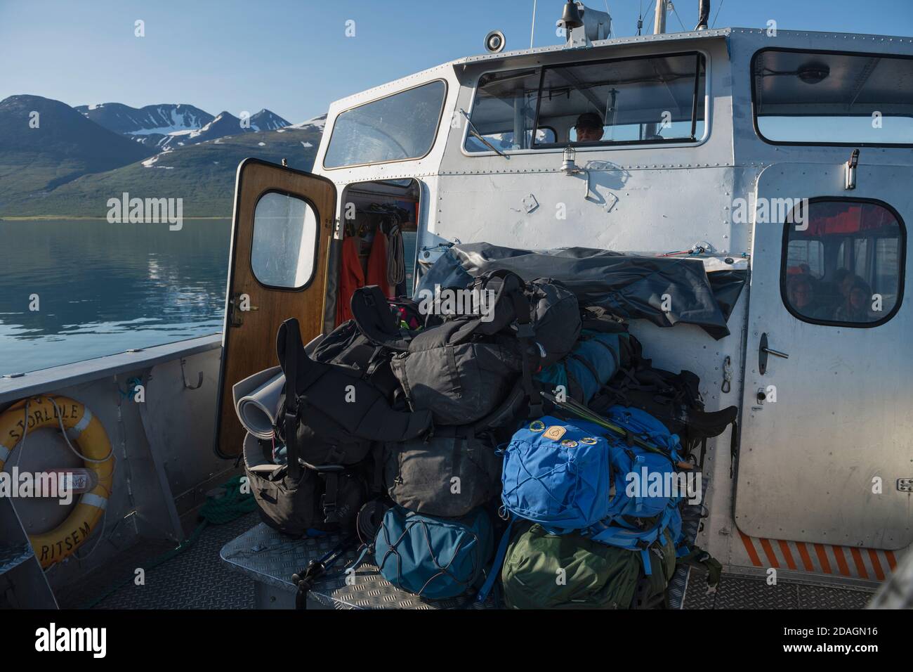 Mochilas de excursionistas en el ferry MS Storlule sobre el lago Akkajaure entre Ritsem - Änonjalmme, camino Paddelantaleden, Laponia, Suecia Foto de stock