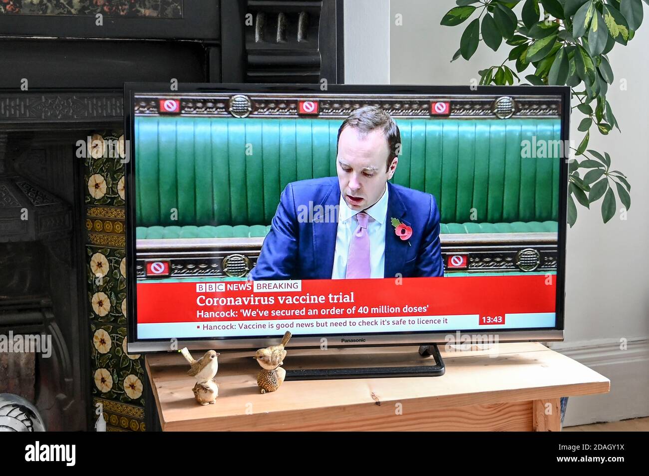 Matt Hancock, Secretario de Estado para la Salud, anunciando en el Parlamento del Reino Unido "hemos conseguido un pedido de 40M dosis" de la nueva vacuna Covid. Foto de stock