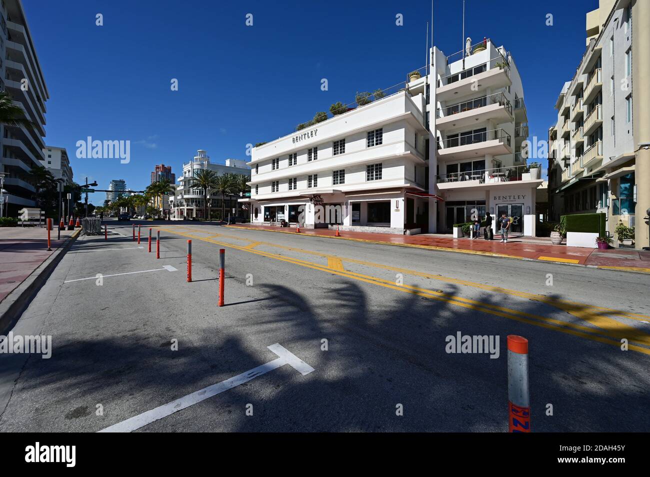 Miami Beach, Florida - 22 de marzo de 2020 - Ocean Drive aparece vacío como hoteles, restaurantes y playa ordenados cerrado debido a la pandemia de coronavirus. Foto de stock