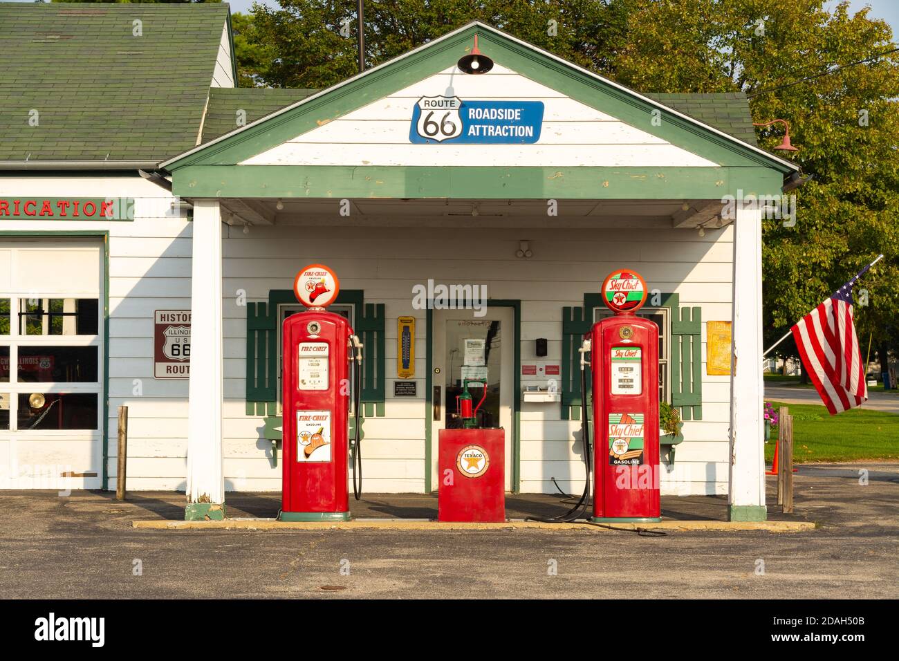 Dwight, Illinois / Estados Unidos - 23 de septiembre de 2020 - Antigua gasolinera en la histórica Ruta 66 a última hora de la tarde. Foto de stock