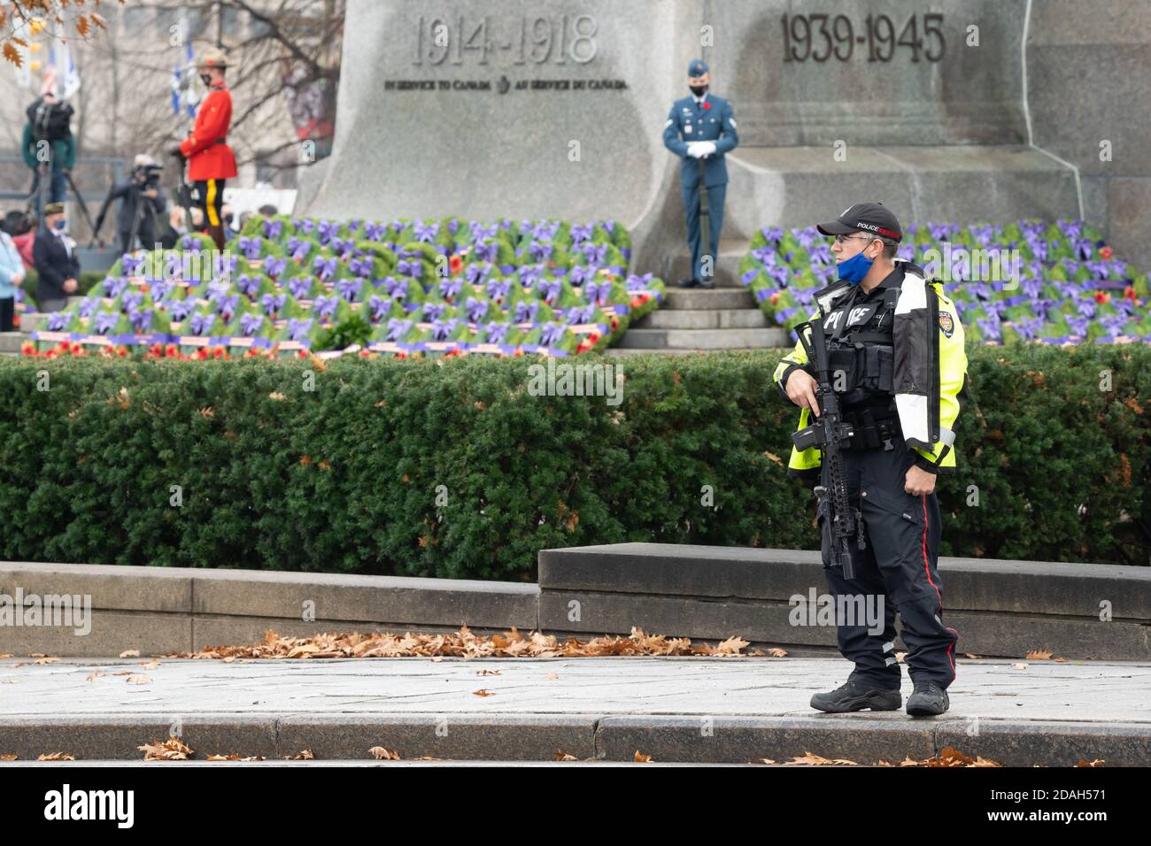 Un oficial de policía visiblemente armado impide que el público en general asista a la ceremonia del día de la memoria en Ottawa debido a la COVID-19. Foto de stock