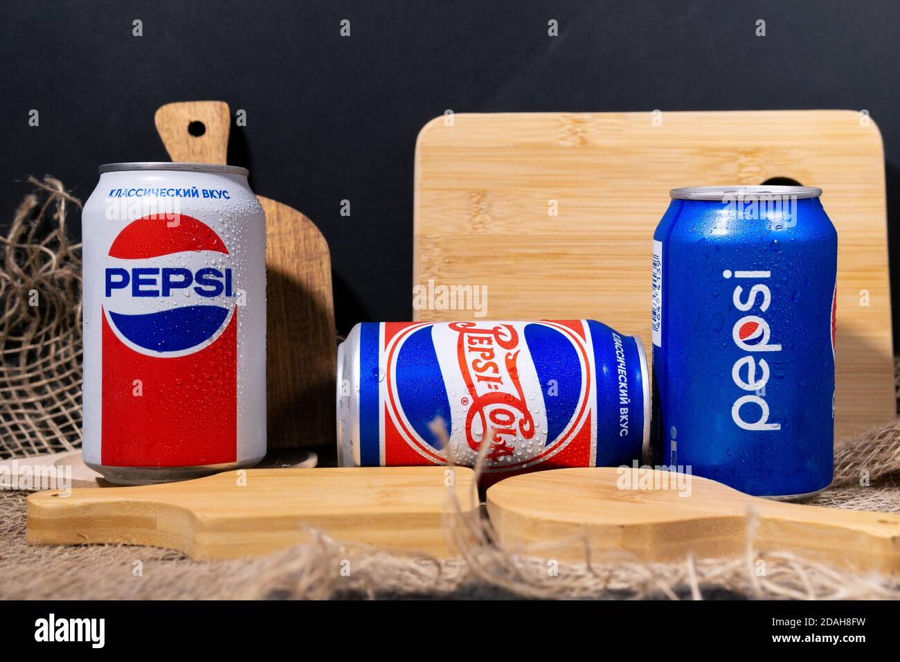 Tyumen, Rusia-01 de noviembre de 2020: El logotipo de las latas de Pepsi  con diseño de los años 40, 50, 80 y 90 retro, estilo rústico Fotografía de  stock - Alamy