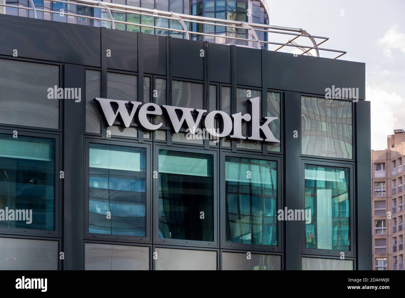 Puteaux, Francia - 12 de noviembre de 2020: Vista exterior del edificio WeWork en París-la Défense. WeWork es una empresa que proporciona un espacio de trabajo compartido flexible Foto de stock