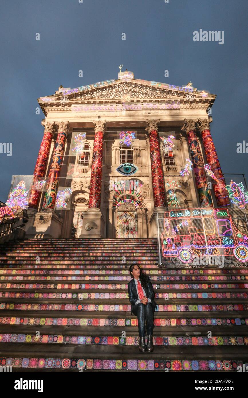 Londres Reino Unido 13 de noviembre de 2020 Tate Britain Winter Commission, ideada por la renombrada artista británica Chila Kumari Singh Burman. La impresionante instalación tecnicolor de Burman para la icónica fachada de Tate Britain hace referencia a la mitología, Bollywood, feminismo radical, activismo político y recuerdos familiares ligados a una celebración de luz de neón y color brillante. Este es el cuarto de la serie de comisiones al aire libre de Tate Britain. El trabajo de Burman estará en exhibición hasta el 31 de enero de 2021.Paul Quezada-Neiman/Alamy Live News Foto de stock