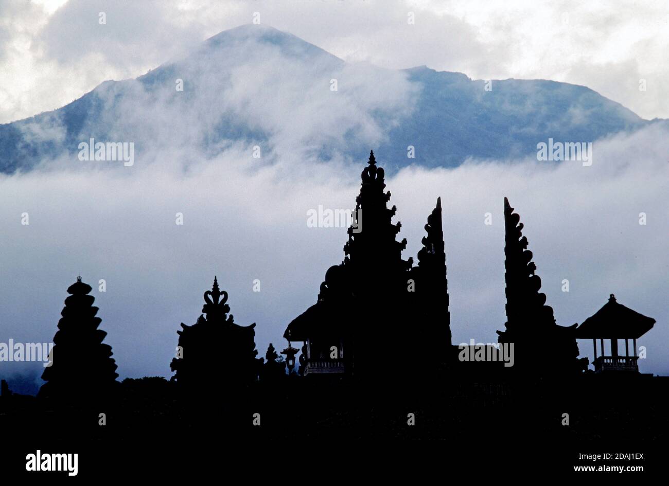 Besakih Temple, Bali, Indonesia con el volcán Agung al fondo Foto de stock