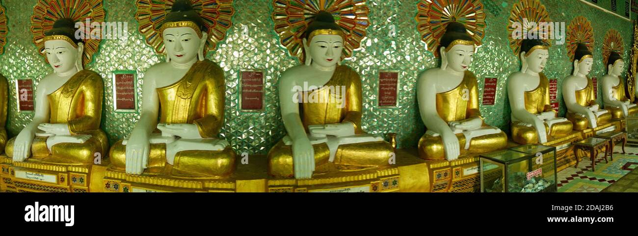 Panorámica de fila de Budas de oro en el templo de Mandalay, Myanmar Foto de stock