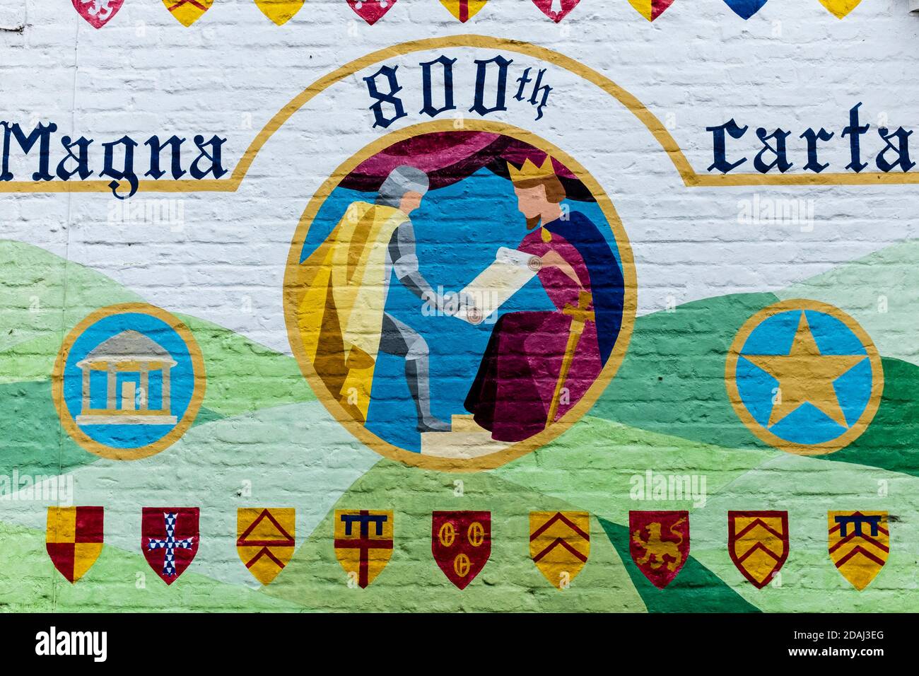 Diseñado por estudiantes locales y pintado por la artista Helen Brady, este mural conmemorando el 800 aniversario de la firma de la Carta Magna, es pai Foto de stock