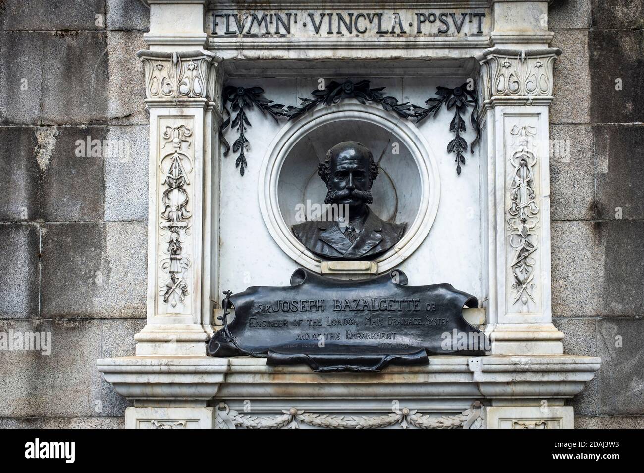 Busto Memorial y placa incrustada en la pared del terraplén, en conmemoración de Sir Joseph Bazalgette, ingeniero del sistema principal de drenaje de Londres. Foto de stock