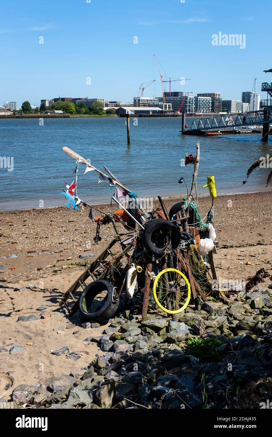 Colección artística de flotsam y varios elementos de basura en la orilla delantera del río Támesis en Greenwich. Foto de stock