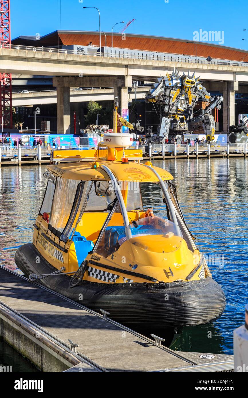 Un pequeño taxi acuático amarrado en el muelle de Darling Harbour, Sydney, Australia Foto de stock