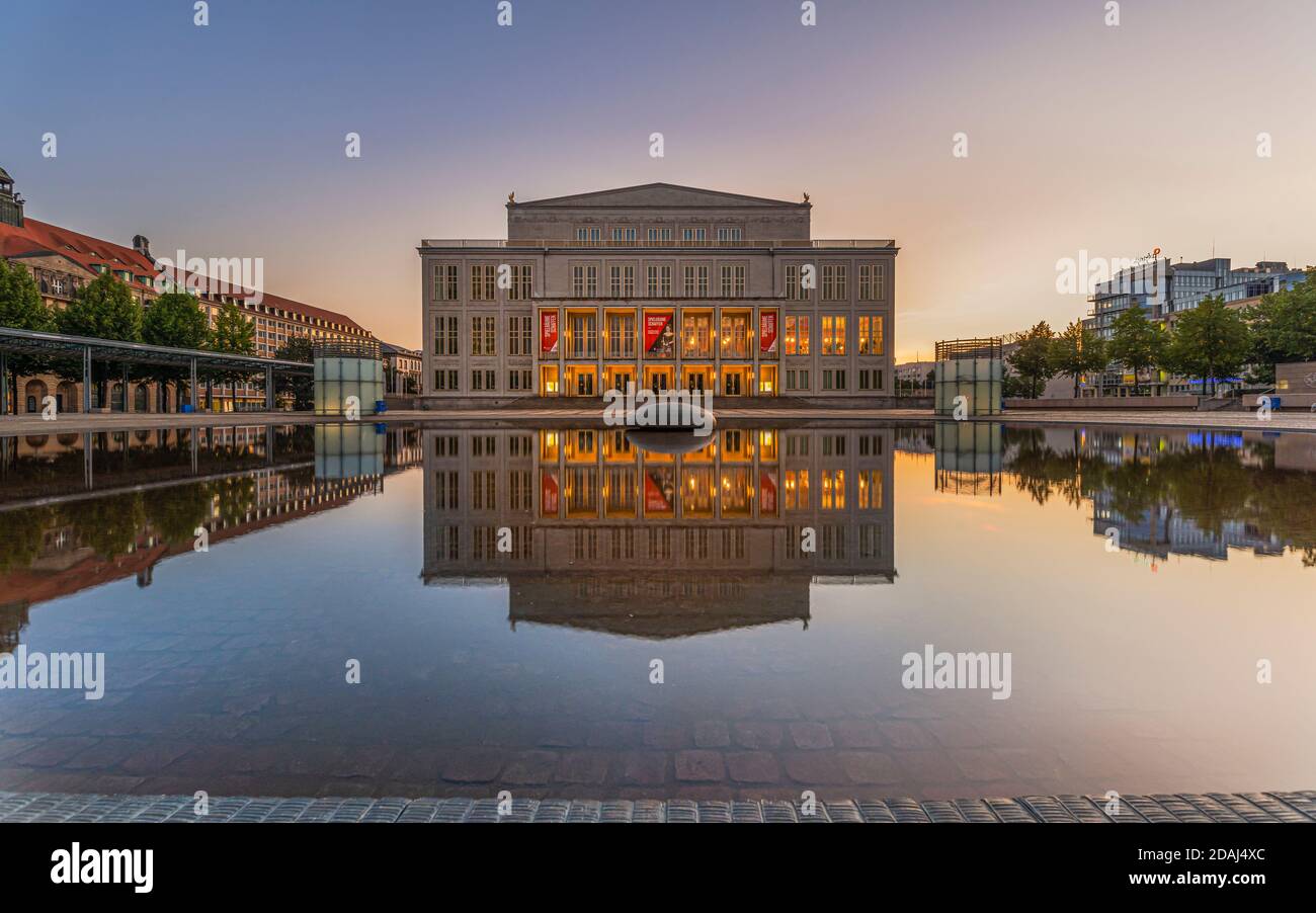 Leipziger Innenstadt, Oper, Ciudad Fotografie am Morgen, leere Straßen, keine Menschen, Wasserspiegelungen, Sommer Foto de stock