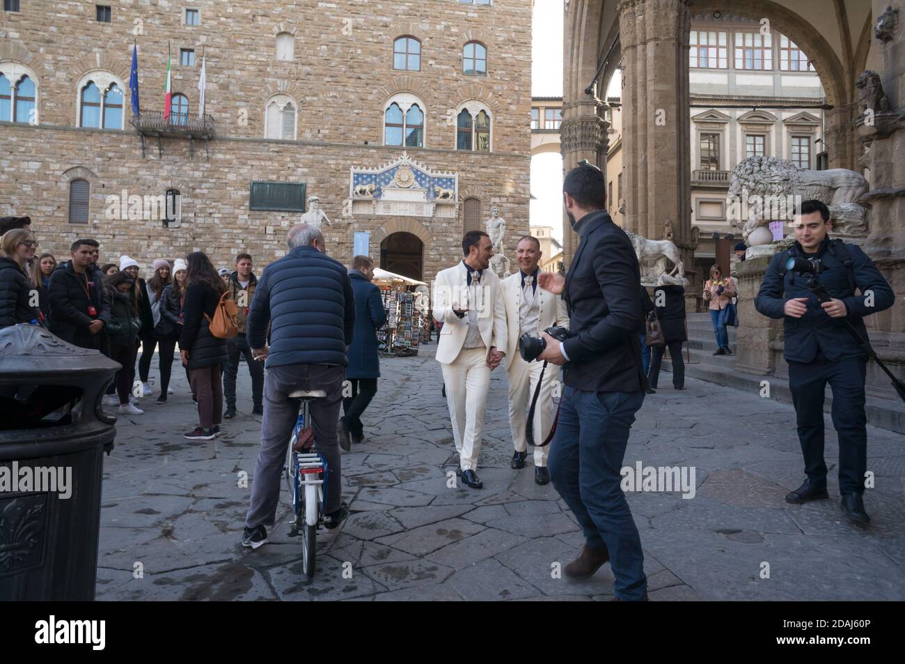 Una multitud de personas no identificadas caminando por la Piazza della Signoria frente al Palazzo Fotografía de stock - Alamy