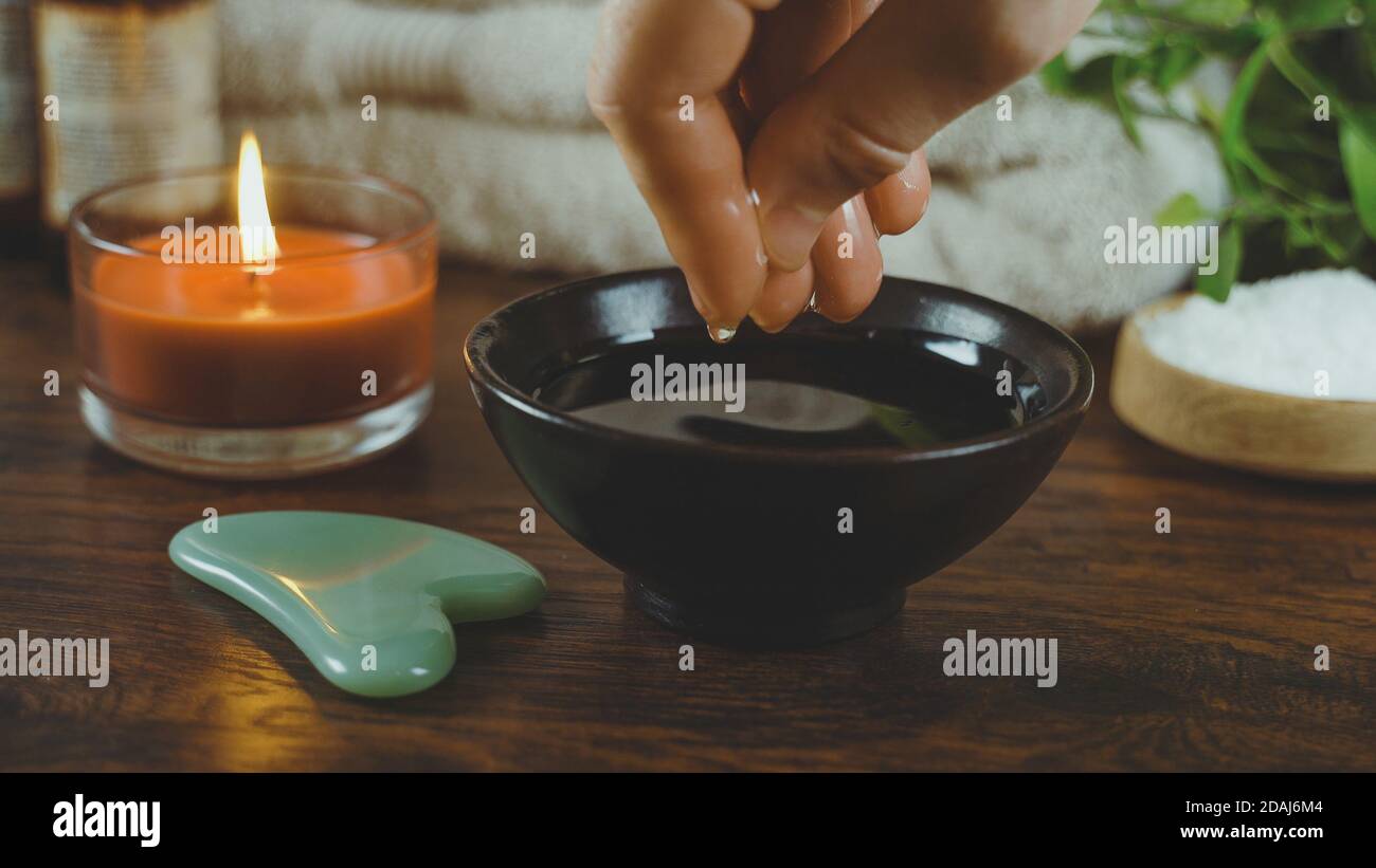 Tabla con aceite esencial. Concepto de spa y masaje. Foto de stock