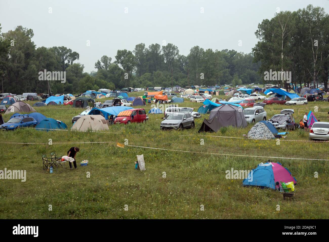 llegada Autenticación Fruta vegetales Campamento de verano equipado para autoturistas con lugares para acampar  Fotografía de stock - Alamy