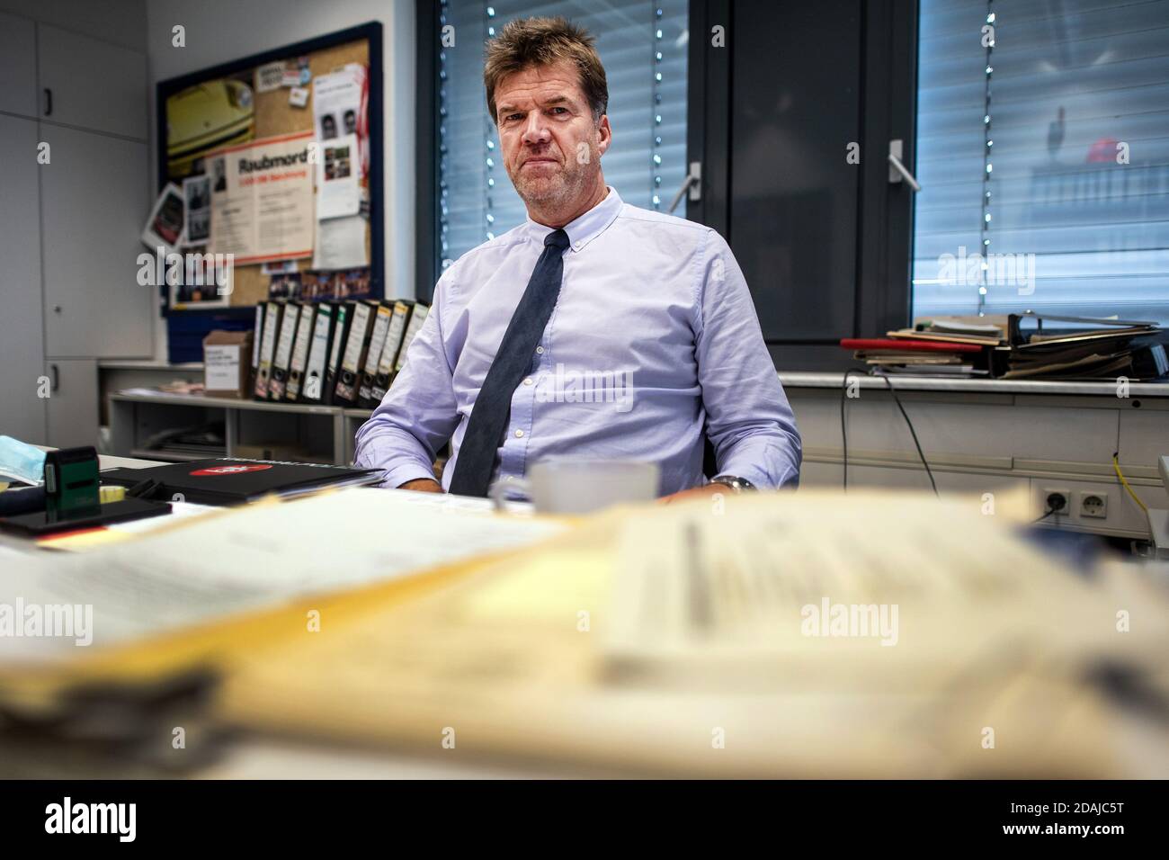 Krefeld, Alemania. 13 de noviembre de 2020. Gerhard Hoppmann, investigador de asesinatos, se sienta en su oficina en los cuarteles de la policíaDespués de 46 años de servicio se retira. Crédito: Federico Gambarini/dpa/Alamy Live News Foto de stock