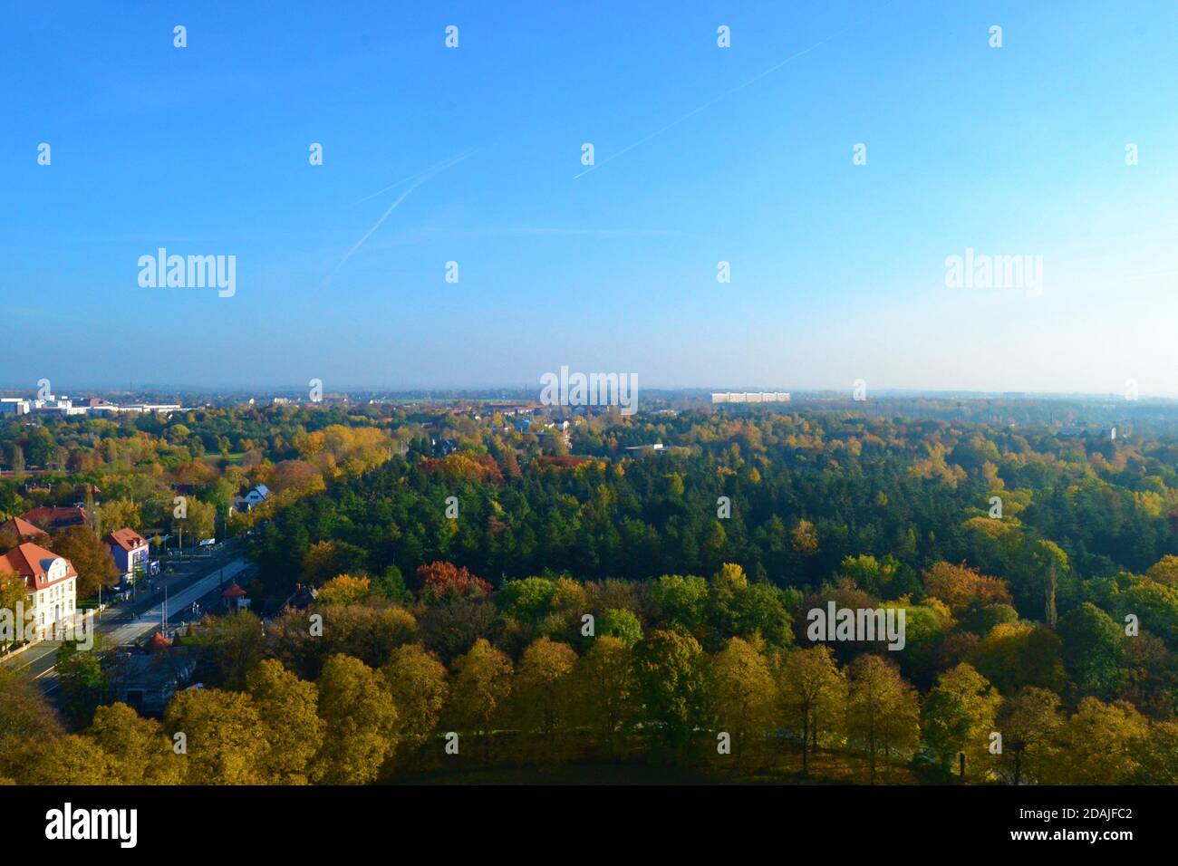 Vista de la ciudad de Leipzig desde el Monumento a la Batalla de las Naciones en Alemania durante el día del Sol. Alemania del este. Edificios antiguos y modernos. Foto de stock