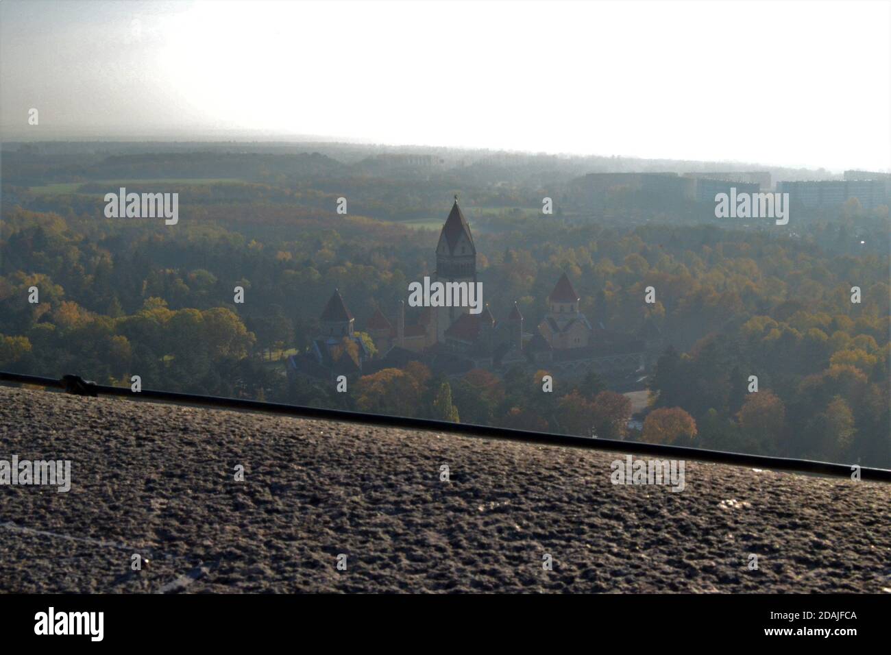 Vista de la ciudad de Leipzig desde el Monumento a la Batalla de las Naciones en Alemania durante el día del Sol. Alemania del este. Edificios antiguos y modernos. Foto de stock