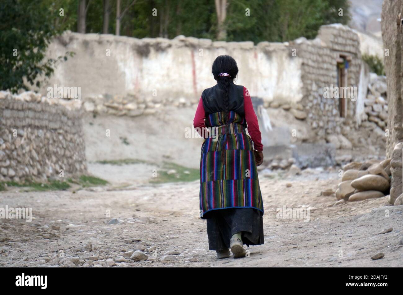 Una Mujer Nepalesa No Identificada Con Un Vestido Nacional Tradicional Camina Por La Calle En La Ciudad De Lo Mantang La Capital Del Mustang Superior Fotografia De Stock Alamy