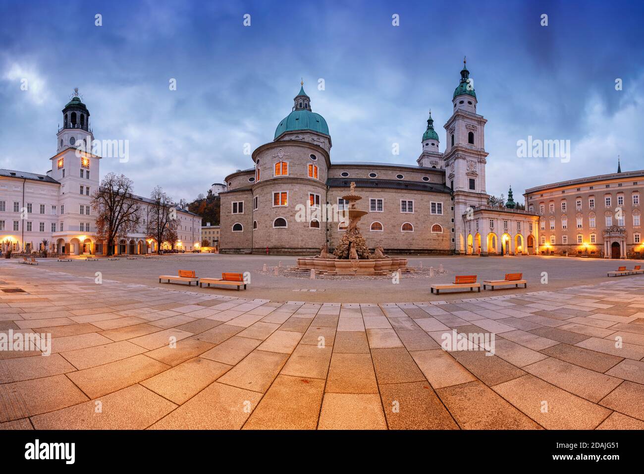 Salzburgo, Austria. Paisaje urbano imagen de la Salzburgo, Austria con la Catedral de Salzburgo y Residenzplaz durante el amanecer de otoño. Foto de stock